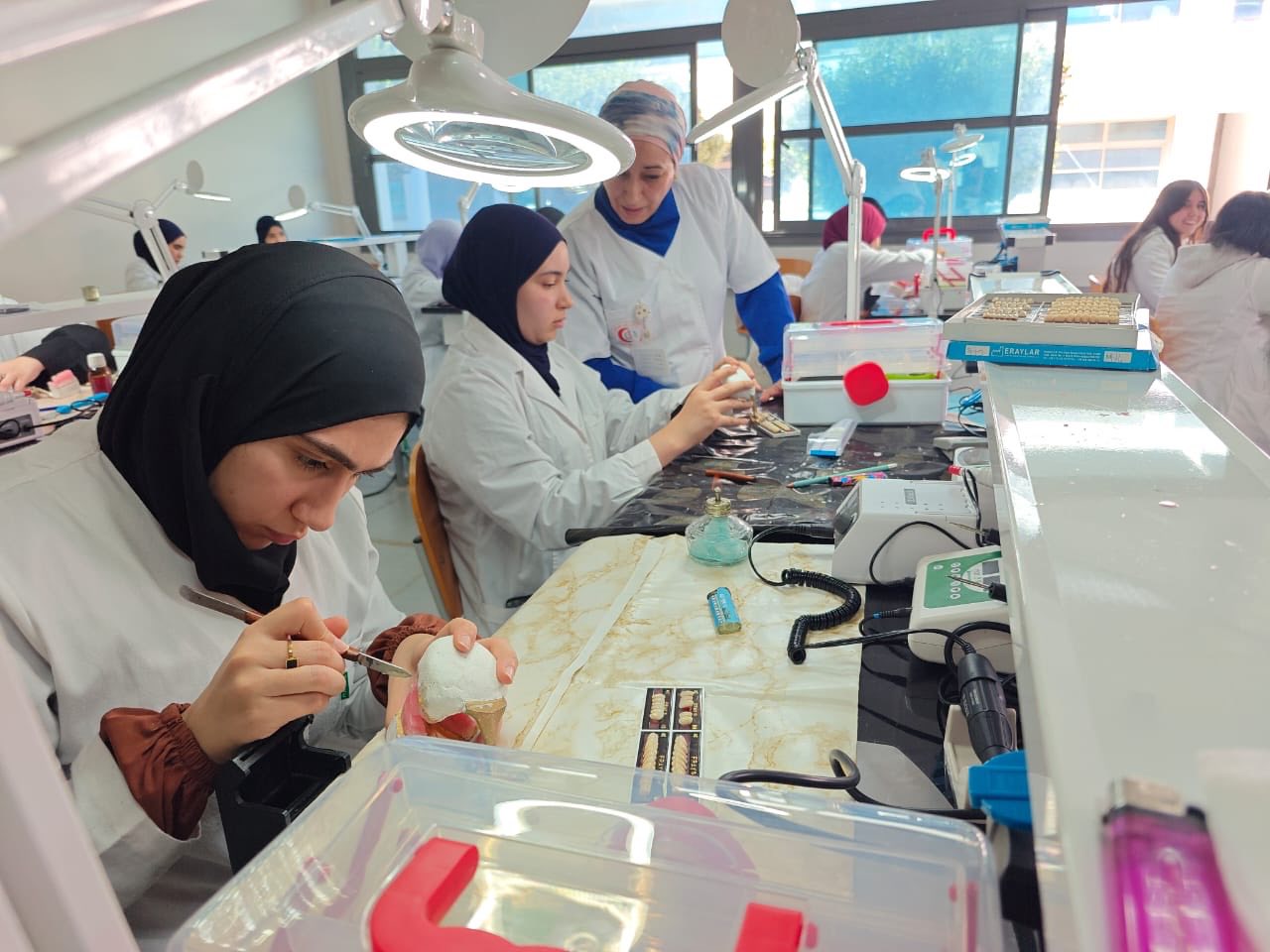 روبورتاج تلفزيوني يسلّط الضوء على التكوين التطبيقي بجامعة علوم الصحة المجاهد الدكتور يوسف الخطيب