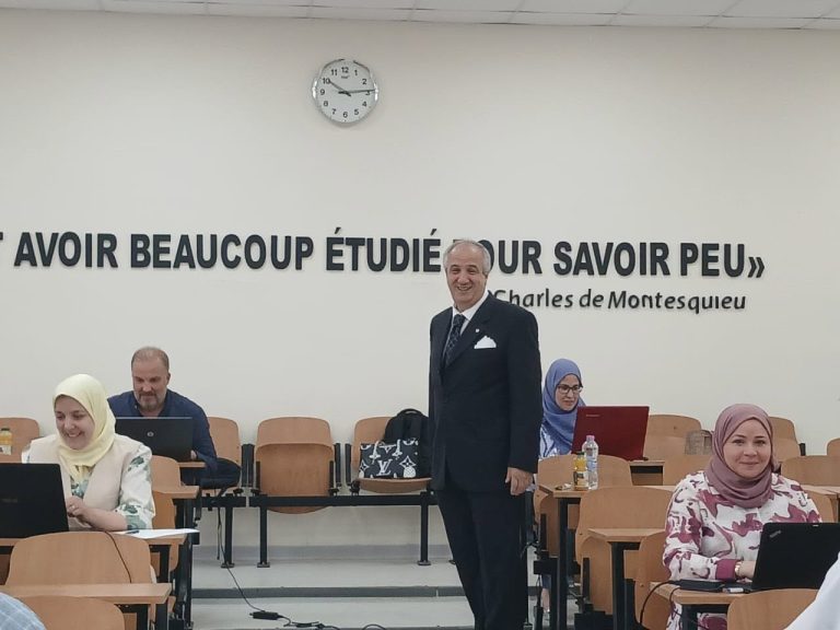 Le directeur de l’Université des sciences de la santé  » Al-Mujahid, le Dr Youssef Al-Khatib », le professeur Gharnout Marzak, supervise le déroulement des épreuves du concours d’accès aux postes de professeur hospitalier universitaire et de maître de conférences hospitalo- universitaire (section « A »)
